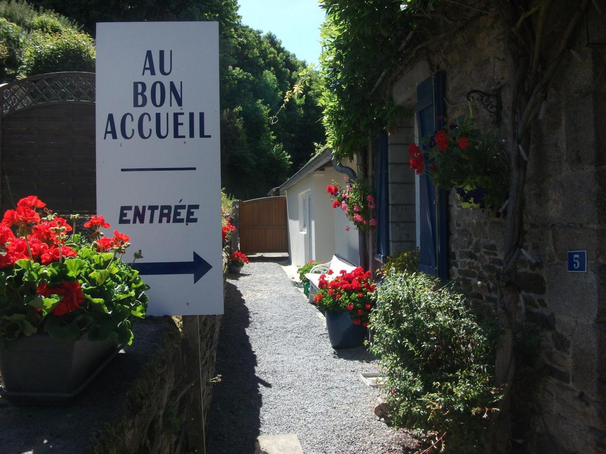 Au Bon Accueil Bed and Breakfast Saint-Marcan Exteriör bild