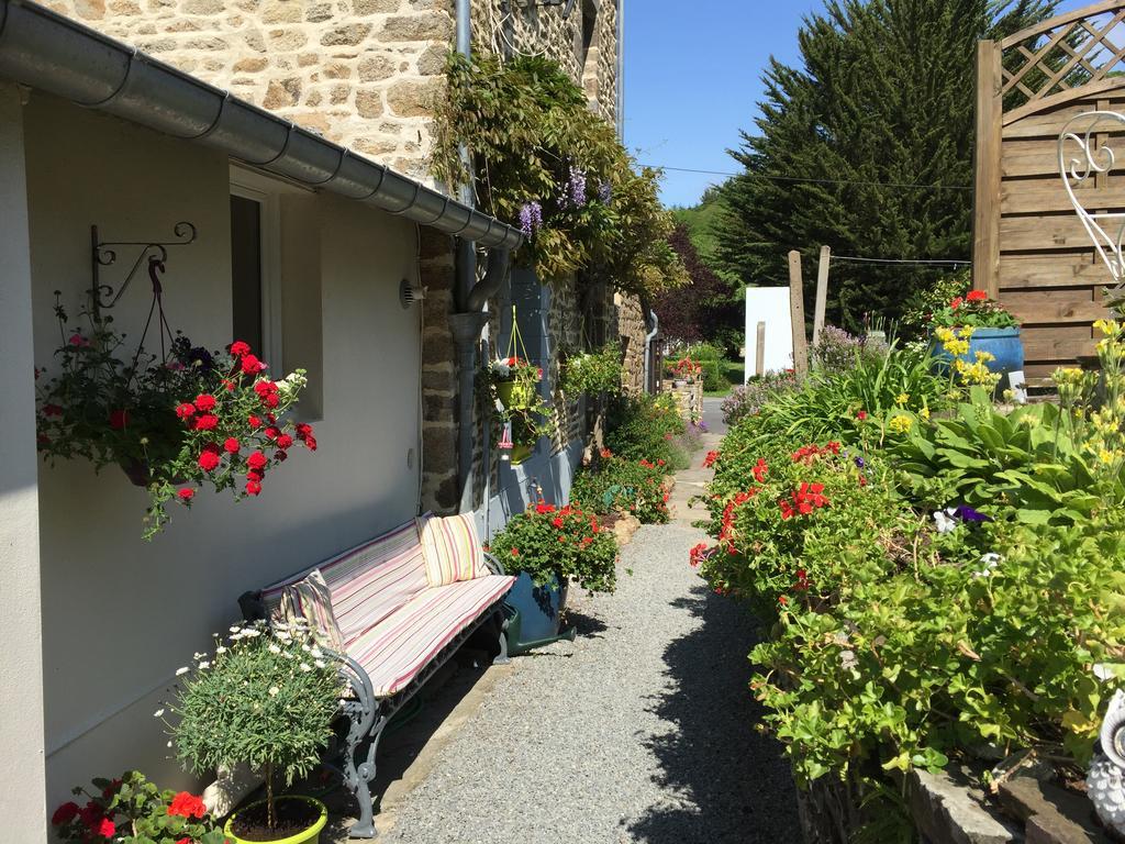 Au Bon Accueil Bed and Breakfast Saint-Marcan Exteriör bild